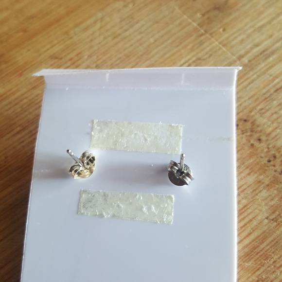 CZ (zirconia) silver studs sold on title - Picture 2 of 6
